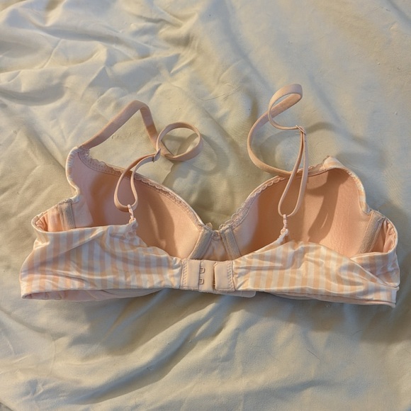 Victoria’s Secret Wired Lightly Lined Bra - Picture 2 of 2